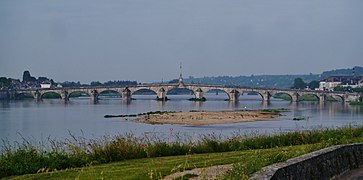 Le pont vu de face, depuis le quai des Tuileries (rive droite).