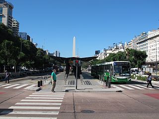 Buenos Aires’te colectivo adı verilen Metrobüs hattının 9 Temmuz Bulvarı durağı