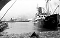 Stavangerskes kystruteskip MS «Rogaland» (1929) synker ved kai ved Dreggen i Bergen, bilde tatt kort tid etter eksplosjonen, en ser vrakgods i fjorden ved skipet Foto: Deutsches Bundesarchiv