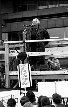 Bundesarchiv Bild 183-1989-1104-049, Berlin, Steffie Spira spricht auf dem Alexanderplatz.jpg