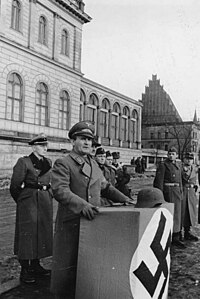האנקה נושא נאום בפני מגויסים חדשים ל'פולקסשטורם', ברסלאו, פברואר 1945