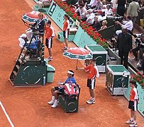 Juge-arbitre et ramasseurs de balle à Roland-Garros 2006.