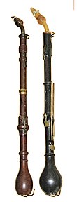 Два кларнета д’амур. Слева - более ранний образец