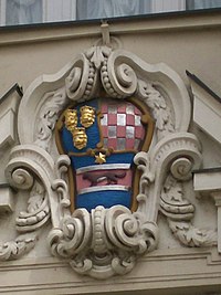 Щит с цветной росписью на каменном здании