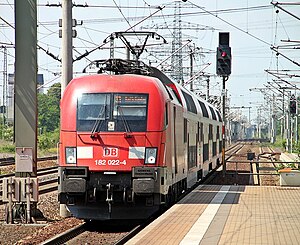 DB AG BR 182 022-4 mit S1 in Heidenau (01-2).jpg