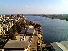 منظر عام لساحل حي جنوب ويظهر نهر النيل (يمين) والكورنيش وشارع الجيش (يسار).