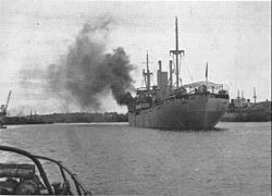 M/S Dicto får bogserhjälp ut från Göteborgs hamn i slutet av maj 1945, med destination Hull i England.