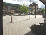 Foto eines Ortszentrums mit mehreren Geschäften