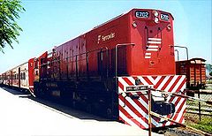Eine Lokomotive in der rot-weißen Lackierung von Ferrovías