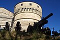 Veduta di una torre della fortezza di San Leo e di tre cannoni