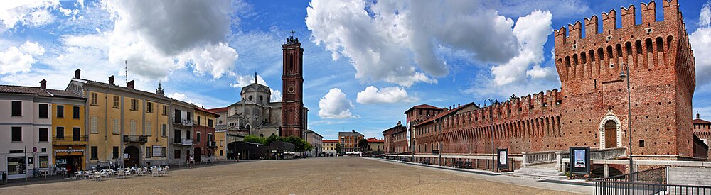 De Piazza Vittorio Veneto midm Castello Sforzesco und da Chiesa Parrocchiale