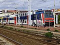 Un tren suburbano en la estación.