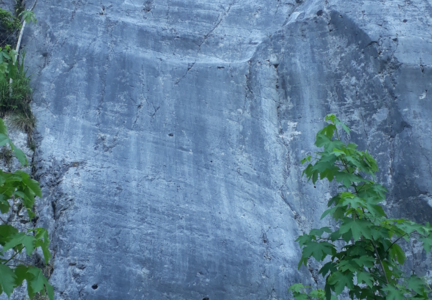 Gletscherschliff mit Schrammen, rechts das Rückenteil eines Gletschertopfes