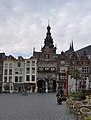 De "kerkboog" toegangspoort vanaf de Grote Markt.