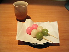 Hanami dango (花見だんご), roze, wit en groen balletje op een stokje geregen. Wordt geserveerd tijdens de festiviteiten rond de bloeiperiode van de sakurabloesem (hanami). Bekend van de 🍡 emoji.