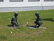 Bronzeplastikgruppe „Zeichnende Kinder“ von Hans Klakow aus dem Jahr 1961 vor dem Gebäude der Annenschule