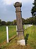 Twee hardstenen hekpalen van 180 cm hoog, afkomstig van de ingang van steenhouwerij Beltman aan de Handelskade. Hier geplaatst begin jaren 1960.