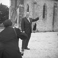 John Steele (parachutiste) retourne à l'église où il fut accroché au clocher durant la nuit du 5 juin 1944.