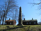 Linné-Denkmal hinter Linnés Haus in der Nähe der neuen Eisenbahnlinie aus den 1860er-Jahren