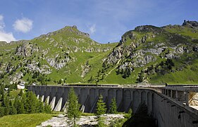 Pfeilerstaumauer, im Hintergrund der Padonkamm mit der Porta Vescovo