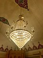 Lahden moskeijan suurkristalli, joka sijaitsee rakennuksen rukoussalissa.