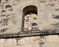 Statue de la Vierge à l'Enfant insérée dans une niche.