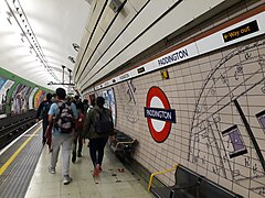 De tegels met technische tekeningen langs het perron van de Bakerloo Line.