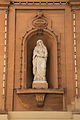 Figura Maryi Panny na fasadzie kościoła