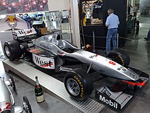 Photo de la McLaren MP4-12 de Häkkinen en exposition