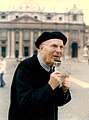 Monseigneur Joseph Robert à Rome, place Saint-Pierre, en octobre 1979.