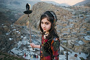 Une jeune fille du village de Palangan, au Kurdistan iranien, vêtue d'habits traditionnels kurdes et portant un flambeau pour la célébration de Norouz. Cette photographie a obtenu le troisième rang au concours de l'Image de l'année 2019 de Wikimedia Commons. (définition réelle 3 543 × 2 362)