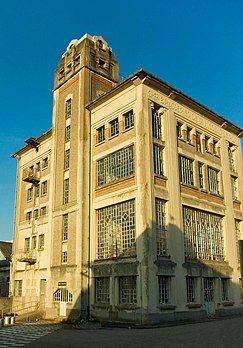 La tour de brassage du Musée français de la brasserie de Saint-Nicolas-de-Port, est un bel exemple de l’architecture industrielle Art déco. Et elle est un des rares bâtiments de brasserie classés monuments historiques. (définition réelle 2 160 × 3 096)