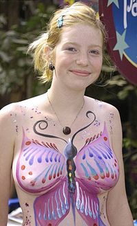   Body Painting on Jeune Femme Avec Un Papillon Peint Sur La Poitrine