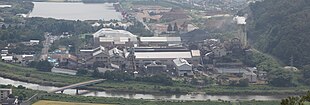 photo d'une usine et de son port