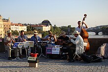 Členové Originálního Pražského Synkopického Orchestru koncertující na Karlově mostě v Praze