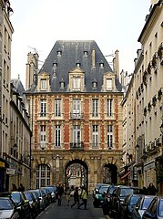 パヴィヨン・デュ・ロワ (王の館, Pavillon du Roi, rue de Birague, vue de la rue Saint-Antoine.)