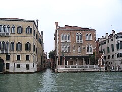 Ce rio débouche sur le Grand Canal entre le petit palais Stern(it) et le palais Moro