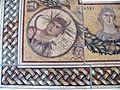 Les entrelacs de cordons encadrent classiquement les scènes des mosaïques romaines antiques, dans tout l'Empire romain.