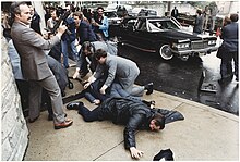 Фотография хаоса возле отеля Washington Hilton после покушения на президента Рейгана - NARA - 198514.jpg