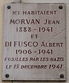 Plaque au no 26 en hommage à Jean Morvan et Albert di Fusco, fusillés par les nazis en 1941.