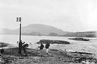 Port-Christmas le 2 janvier 1893 (haut) et Port-Gazelle le 8 janvier 1893 (bas) lors du renouvellement de la prise de possession de l'archipel par l'équipage de l'Eure.