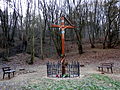 Kresťanský kríž pri chodníku