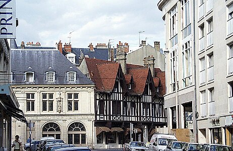 La maison natale de Jean-Baptiste de la Salle, toit d'ardoises et arcades rondes.