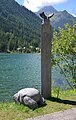 S'entête et Cornes d'Orant, au bord du lac de Champex (Valais) lors de l'exposition en plein air 10 ans de sculpture, en été 2013. Les deux sculptures, entreposées au centre de tri de Merdenson après l'exposition, furent détruites dans un incendie[11].