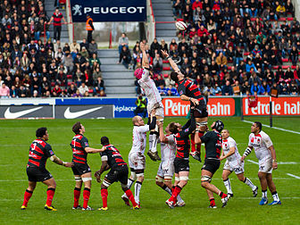 Touche lors de la rencontre de championnat de France de rugby à XV 2011-2012 entre le Stade toulousain et le Lyon olympique universitaire rugby, le 7 janvier 2012. (définition réelle 4 608 × 3 456)