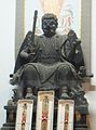 Sitzfigur des Akiba-Gongen (Sanjaku-bō) vor dem Hauptportal des Tempels