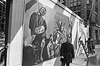 Schilderijen op schutting om Nieuwe Kerk voor tentoonstelling Mooie Vrijheid, 1970