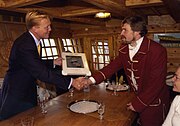 Prins Willem Alexander reikt een foto uit van "stad Amsterdam" en de Sjtandart, die op 5 juli een saluutschot loste op het Noordzeekanaal vóór Sail 2000