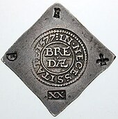 Eine quadratische Silbermünze, die auf der Spitze steht. In der Mitte befindet ist ein Kreis eingeprägt, darin steht „BREDA“. In allen Ecken sind verschiedene Zeichen eingedrückt, unten die römischen Ziffern XX