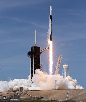 Start rakety Falcon 9 s pilotovanou kosmickou lodí Crew Dragon